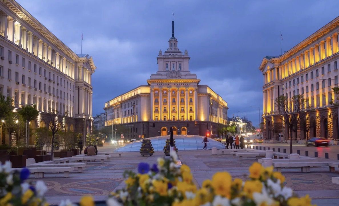 Ларгото и сградата на Народното събрание по здрач